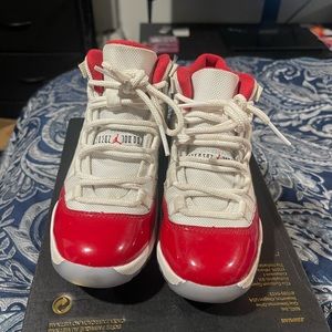 Jordan 11’s - red/white